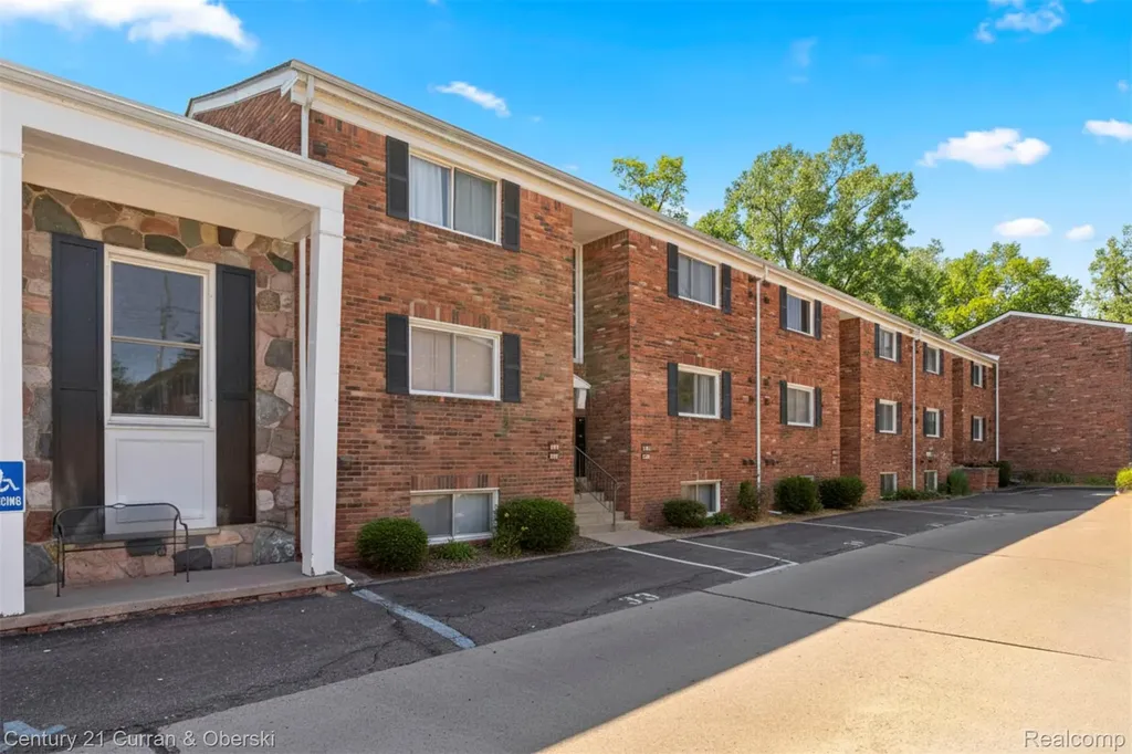 31831 Grand River Avenue Farmington City MI 48336