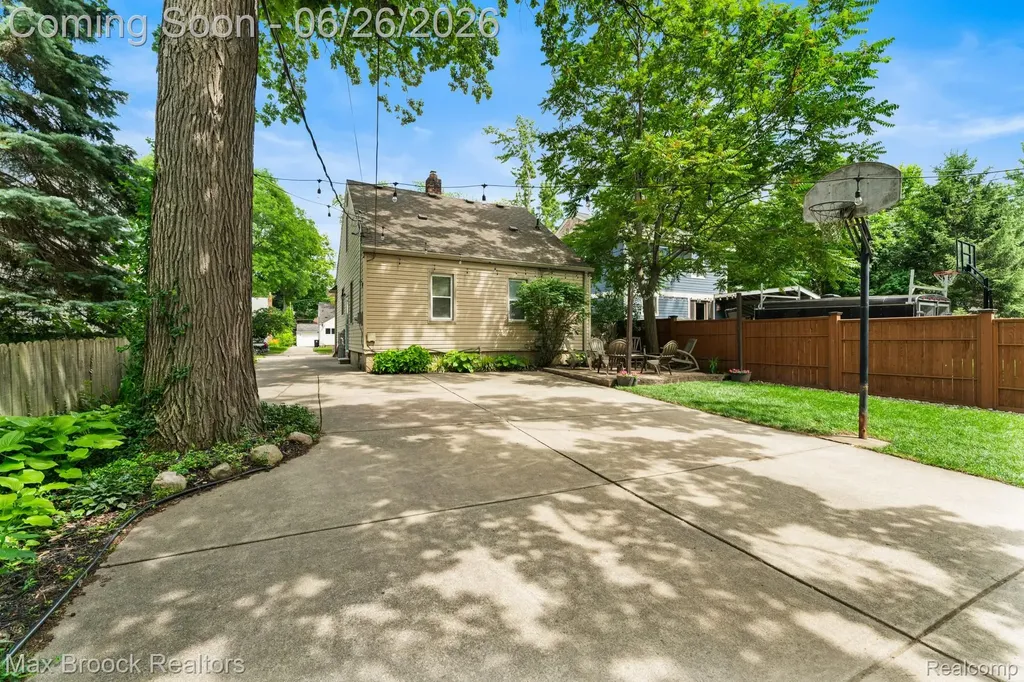 618 S Gainsborough Avenue Royal Oak City MI 48067