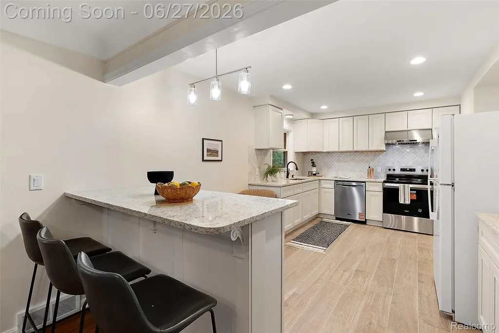 21235 River Road Grosse Pointe Woods City MI 48236