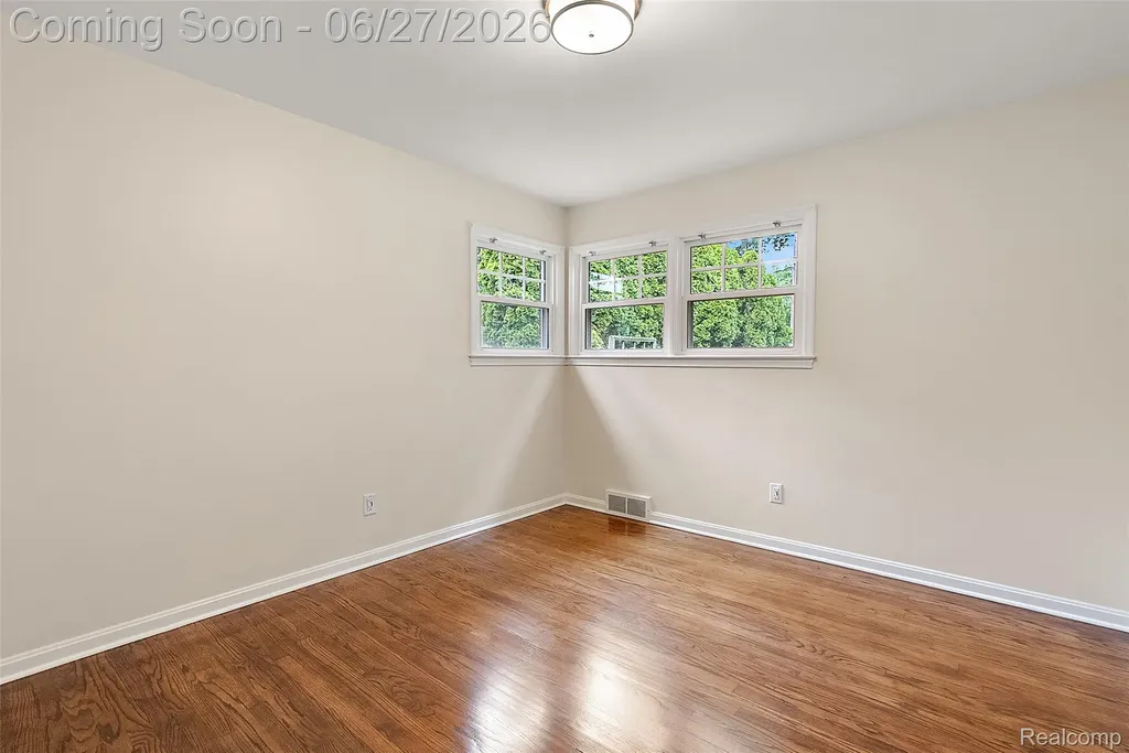 21235 River Road Grosse Pointe Woods City MI 48236