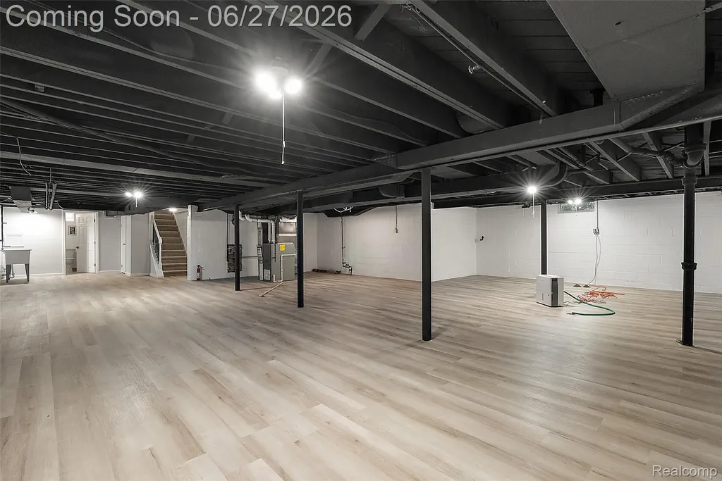 21235 River Road Grosse Pointe Woods City MI 48236