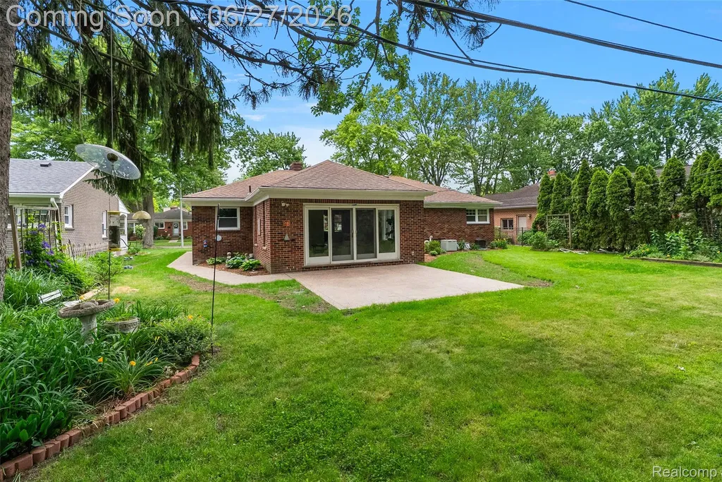 21235 River Road Grosse Pointe Woods City MI 48236