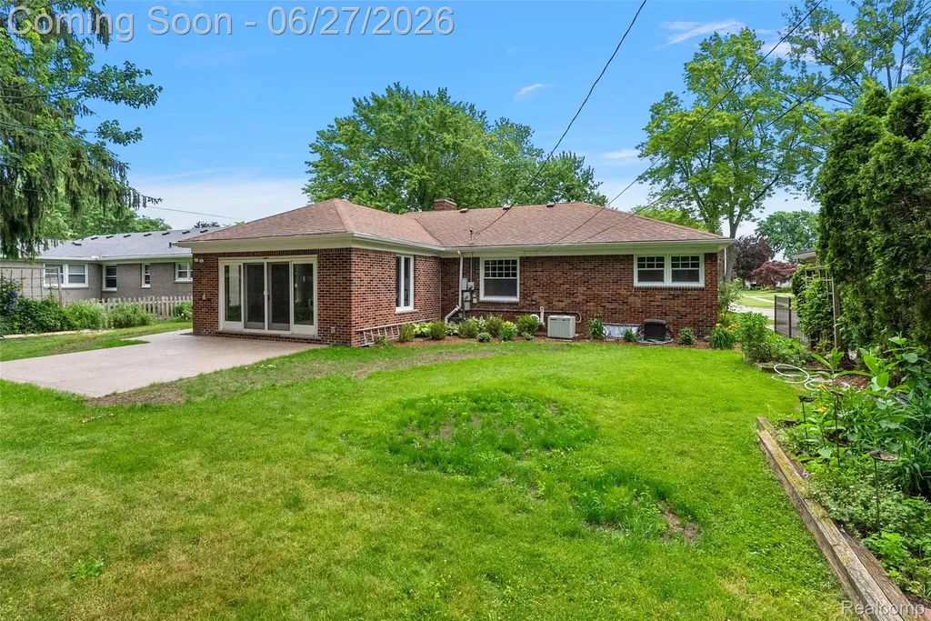 21235 River Road Grosse Pointe Woods City MI 48236