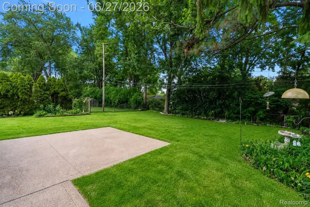 21235 River Road Grosse Pointe Woods City MI 48236