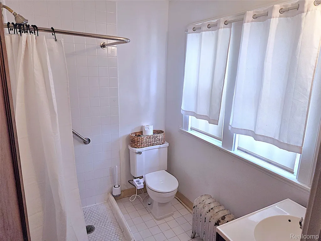 205 E Iroquois Road Pontiac City MI 48341