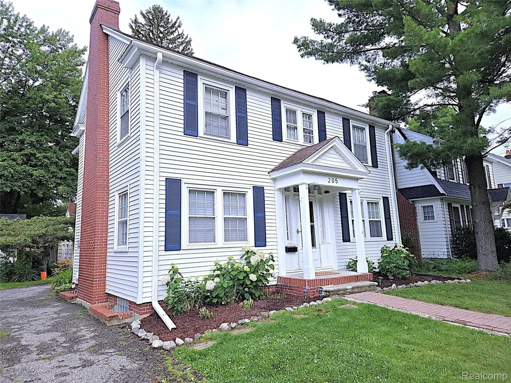 205 E Iroquois Road Pontiac City MI 48341