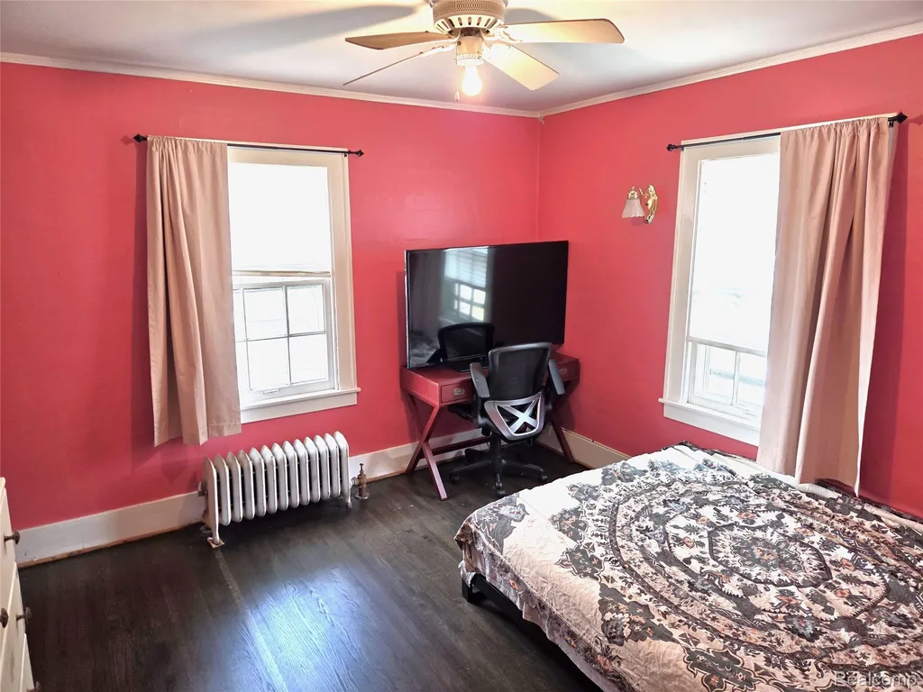205 E Iroquois Road Pontiac City MI 48341