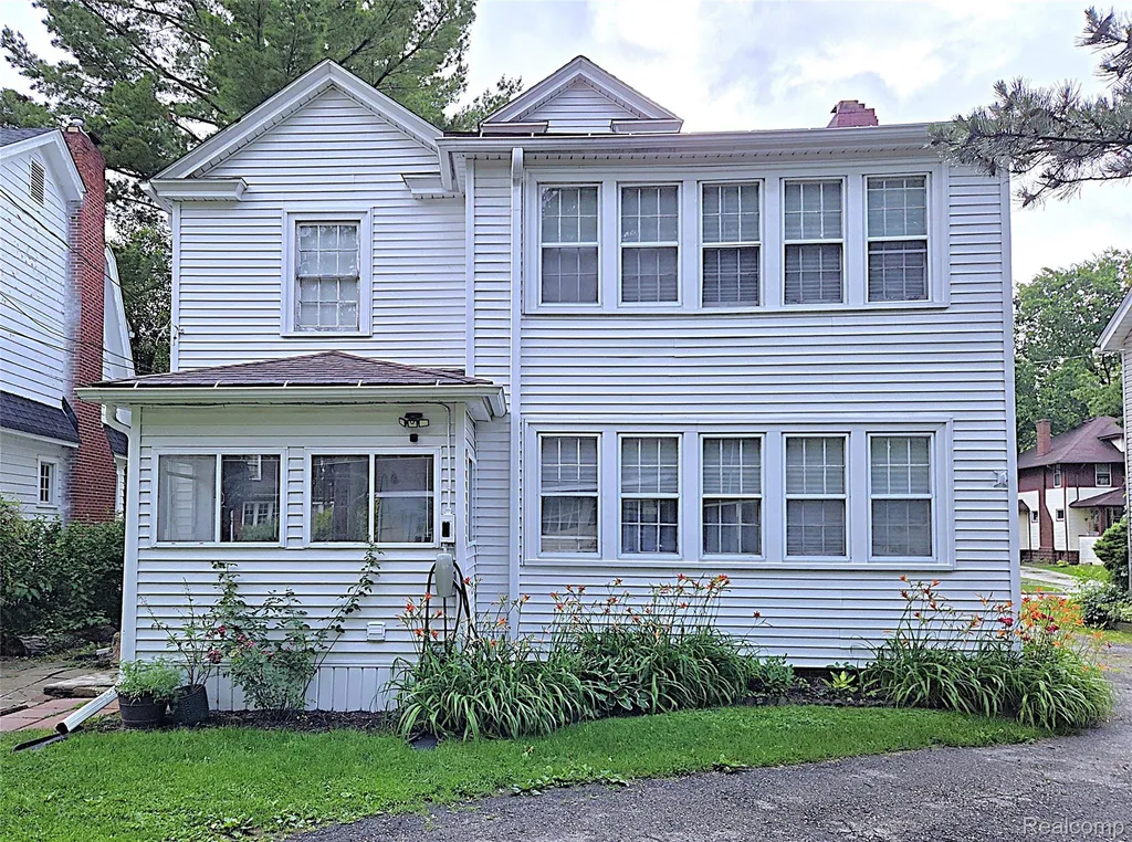 205 E Iroquois Road Pontiac City MI 48341