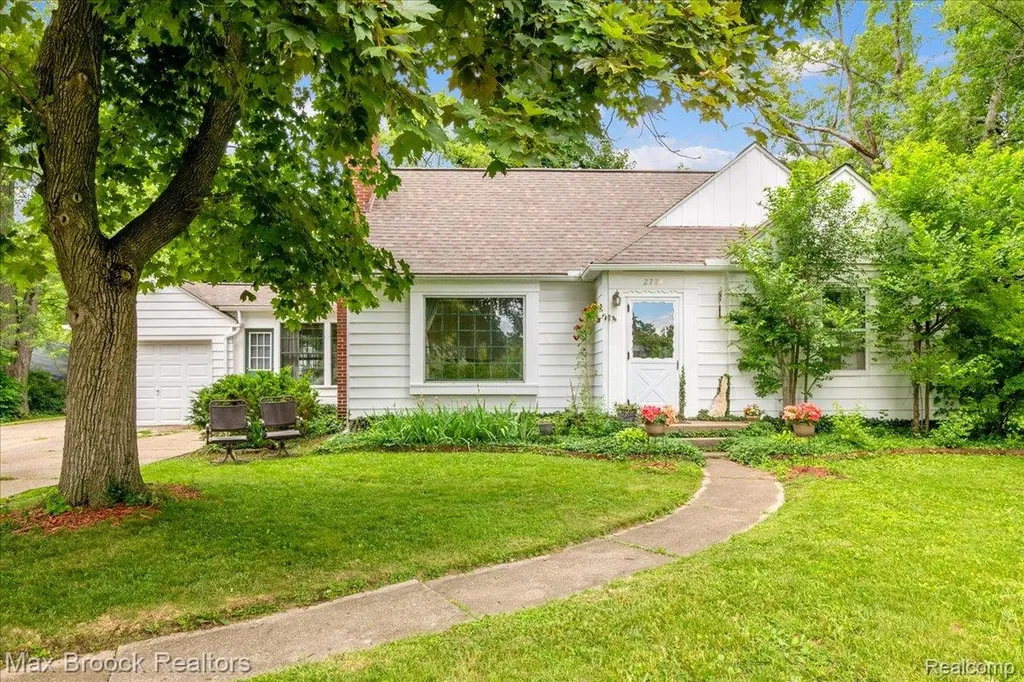 2784 Chadwick Drive Waterford Charter Township MI 48328