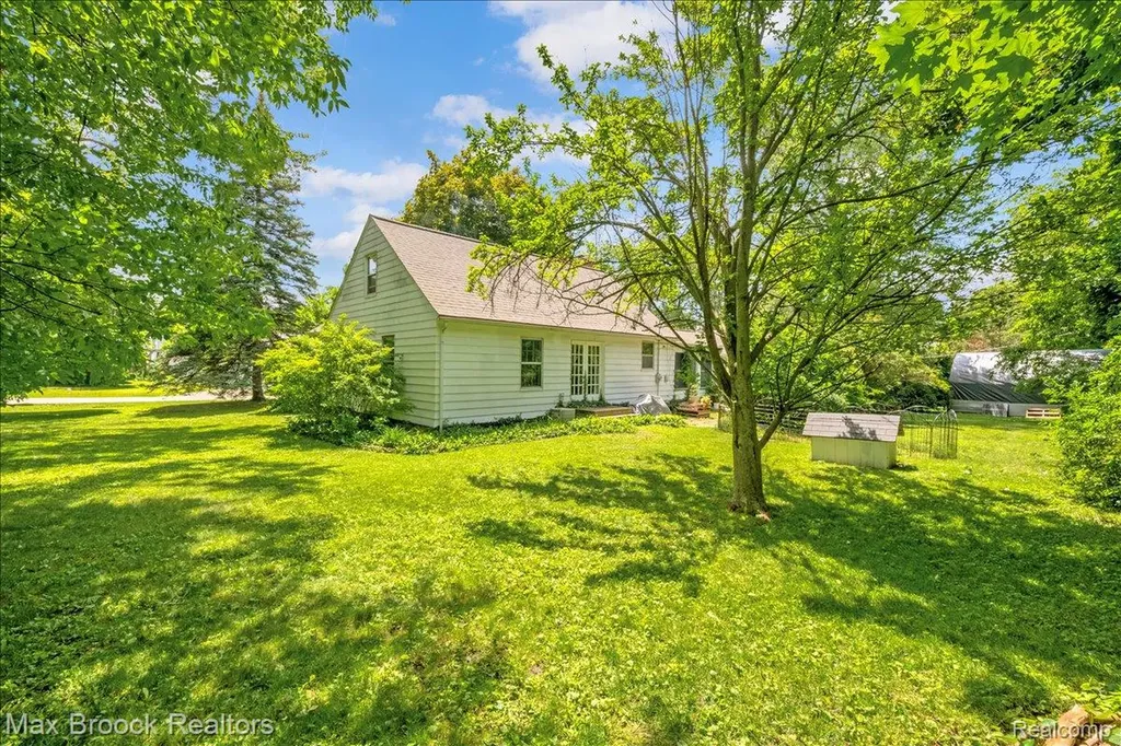 2784 Chadwick Drive Waterford Charter Township MI 48328