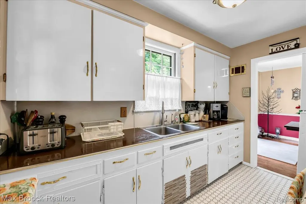 2784 Chadwick Drive Waterford Charter Township MI 48328