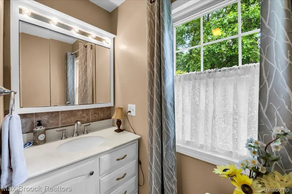 2784 Chadwick Drive Waterford Charter Township MI 48328