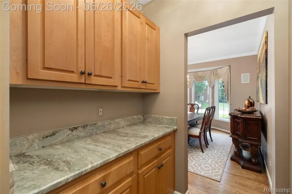 2176 Oakwood Drive Troy City MI 48085