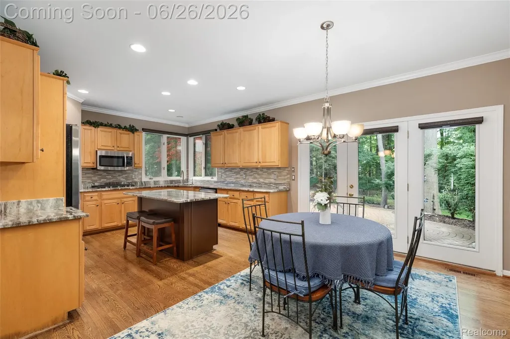 2176 Oakwood Drive Troy City MI 48085