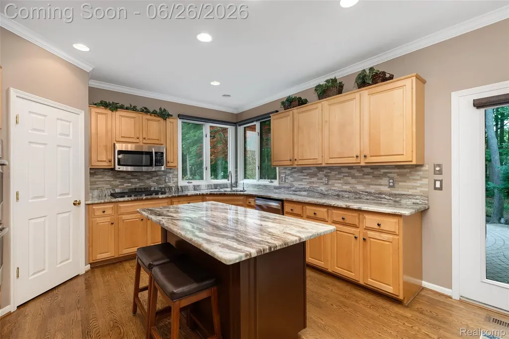 2176 Oakwood Drive Troy City MI 48085