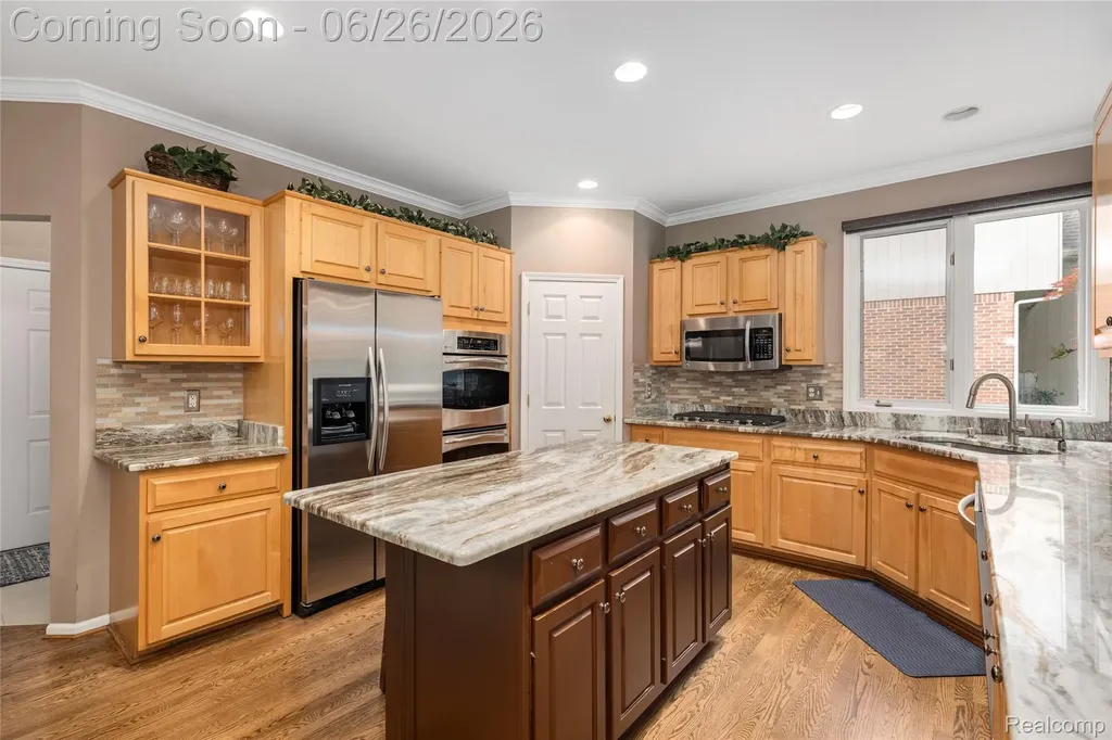 2176 Oakwood Drive Troy City MI 48085