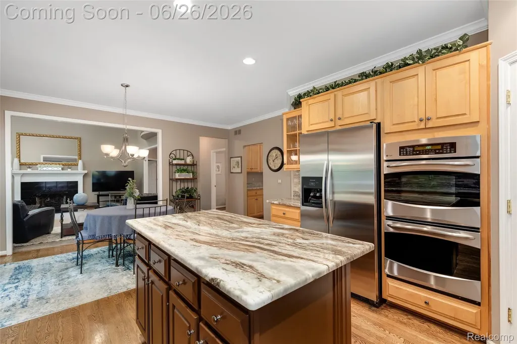 2176 Oakwood Drive Troy City MI 48085