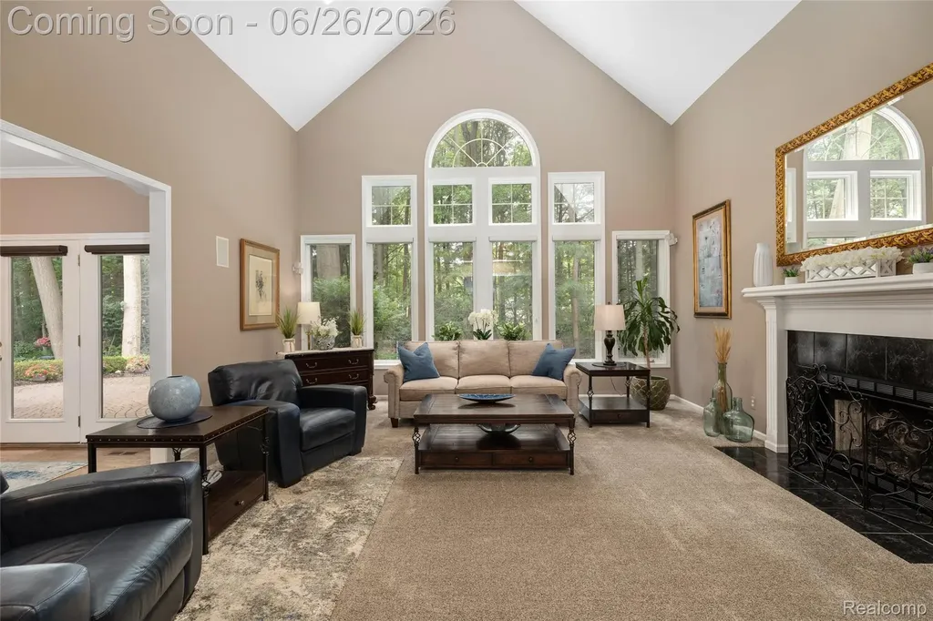 2176 Oakwood Drive Troy City MI 48085
