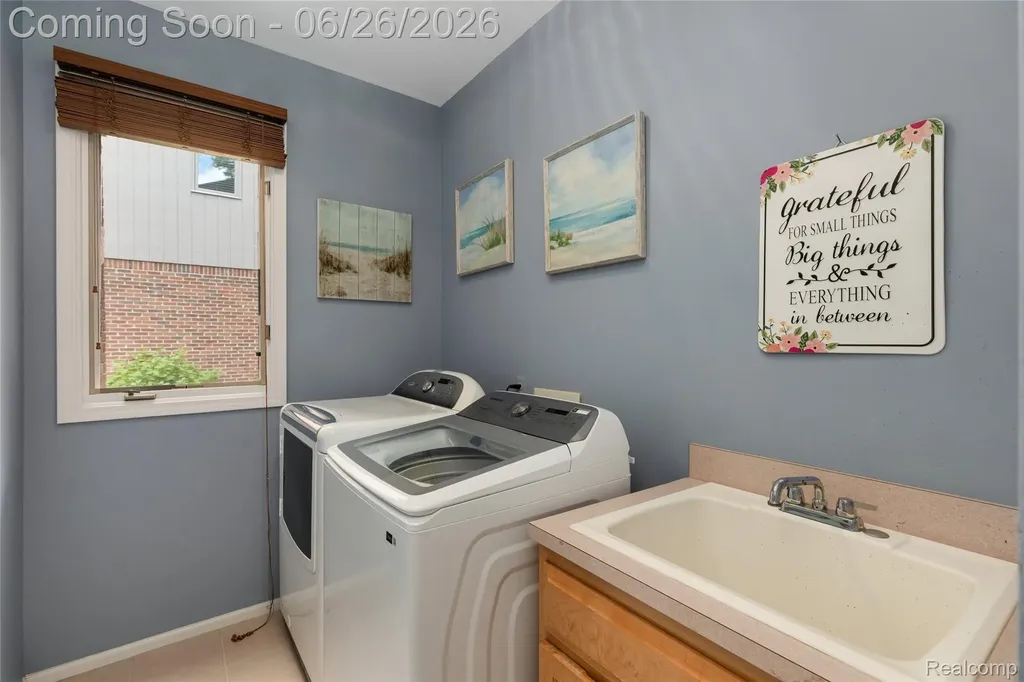 2176 Oakwood Drive Troy City MI 48085