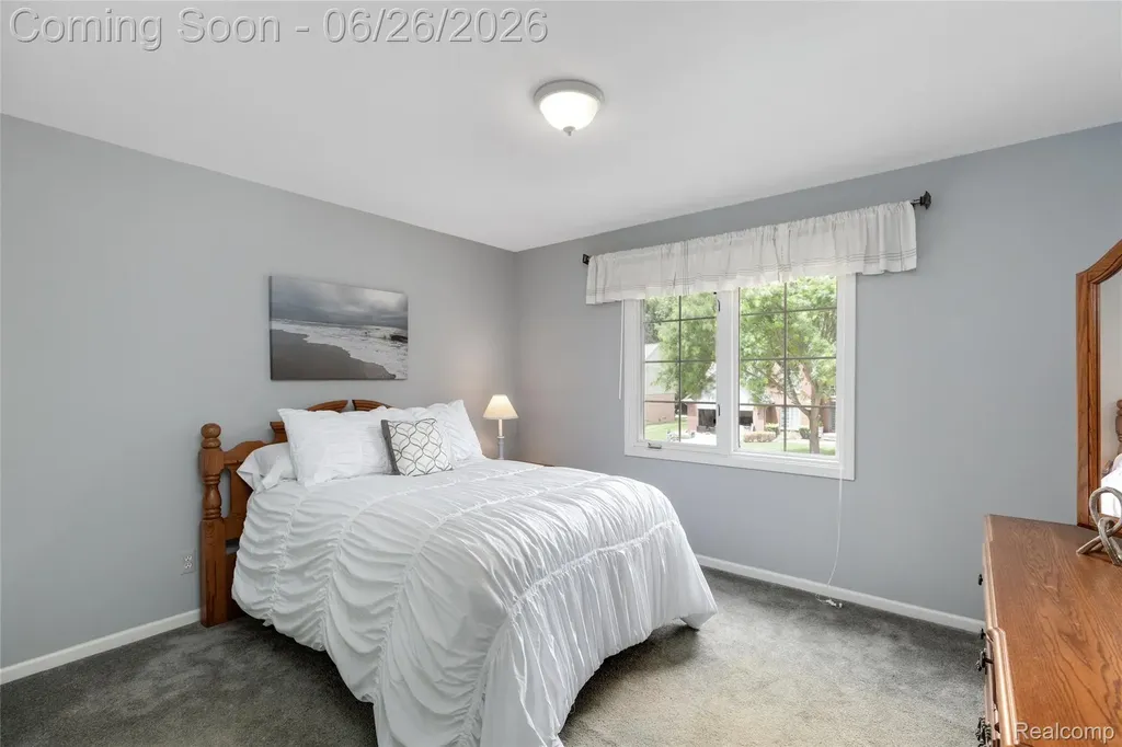2176 Oakwood Drive Troy City MI 48085