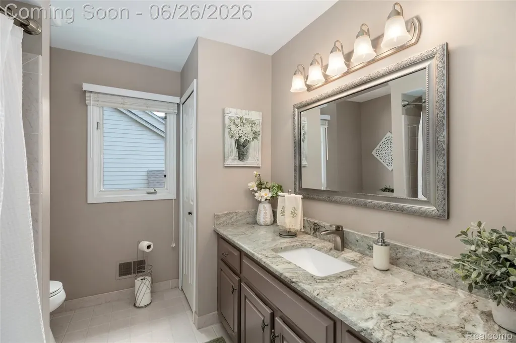 2176 Oakwood Drive Troy City MI 48085