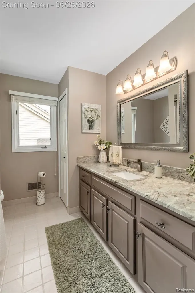 2176 Oakwood Drive Troy City MI 48085