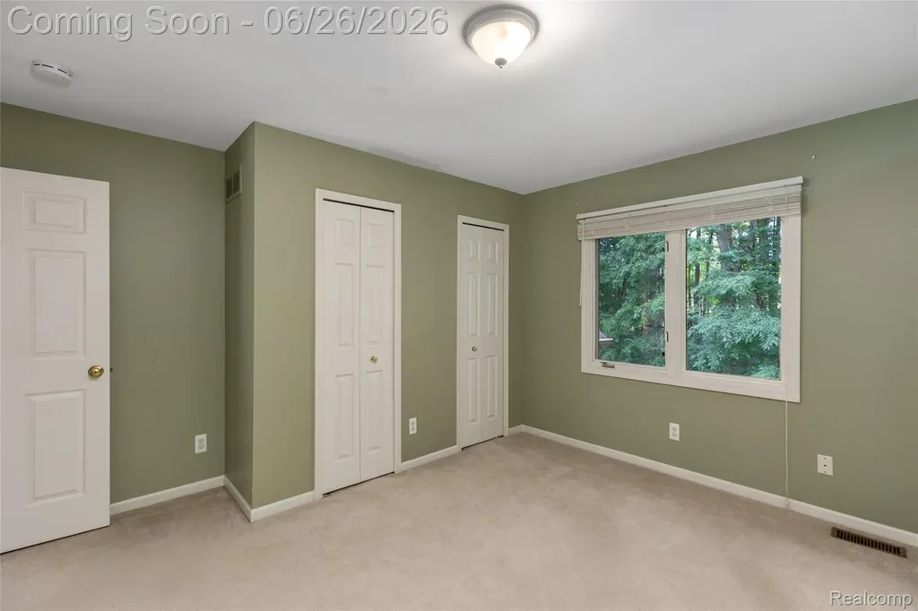 2176 Oakwood Drive Troy City MI 48085