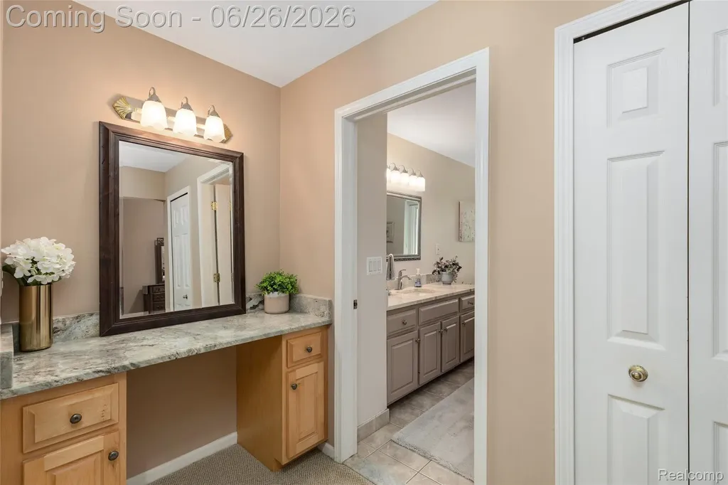 2176 Oakwood Drive Troy City MI 48085
