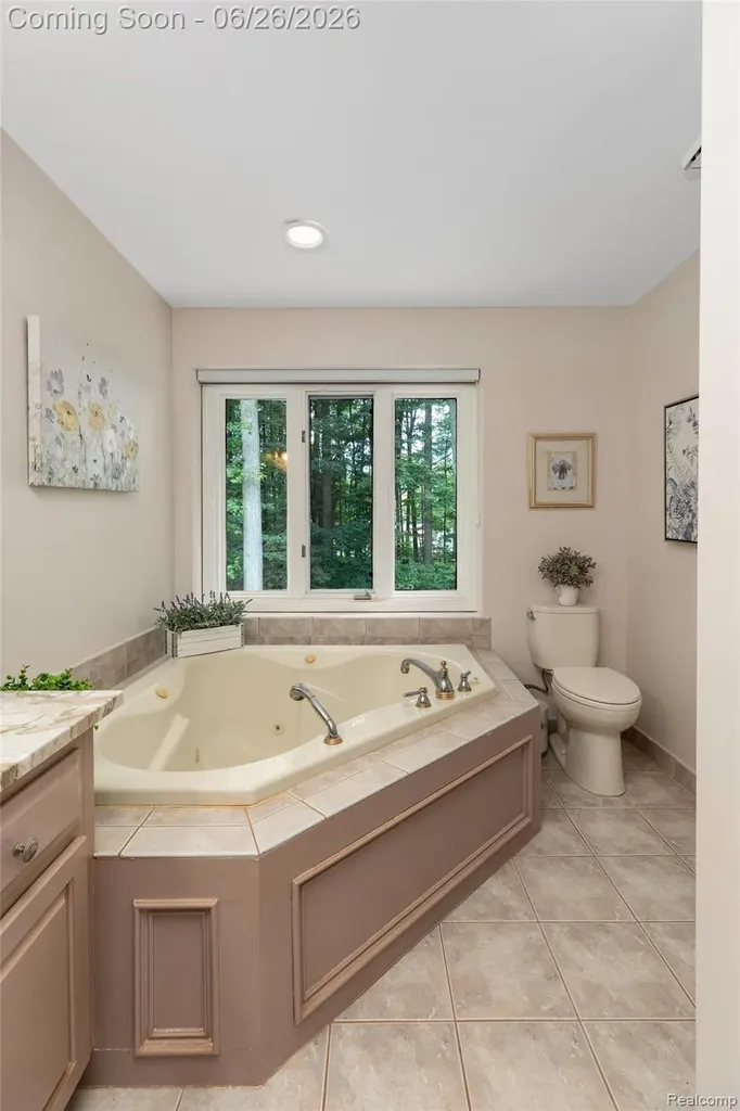 2176 Oakwood Drive Troy City MI 48085