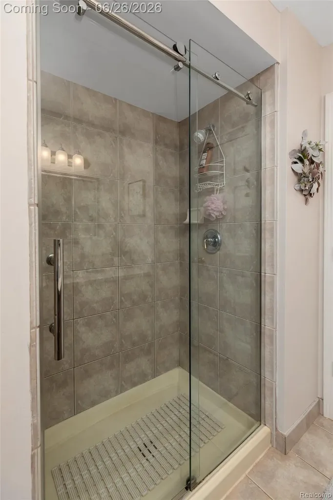 2176 Oakwood Drive Troy City MI 48085