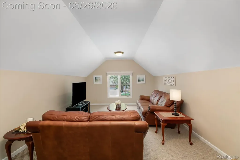 2176 Oakwood Drive Troy City MI 48085