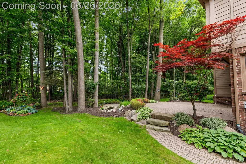 2176 Oakwood Drive Troy City MI 48085