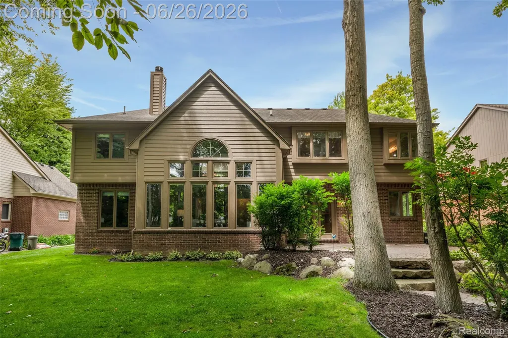 2176 Oakwood Drive Troy City MI 48085