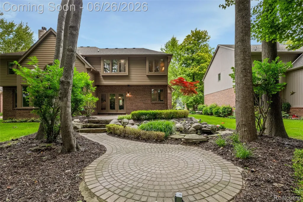 2176 Oakwood Drive Troy City MI 48085