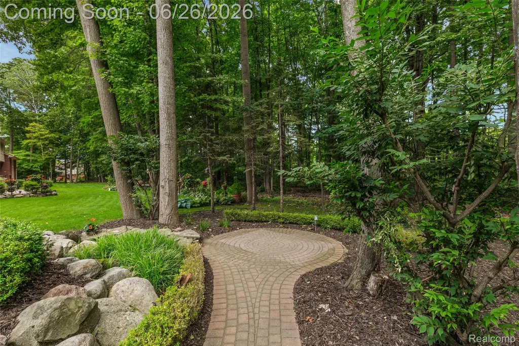 2176 Oakwood Drive Troy City MI 48085