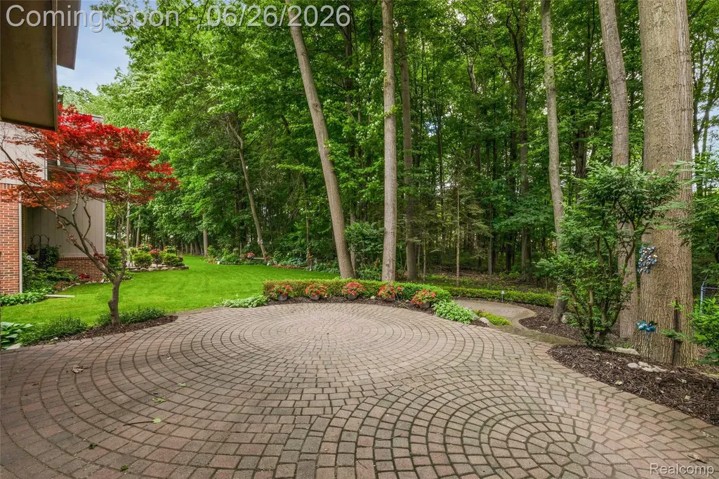 2176 Oakwood Drive Troy City MI 48085