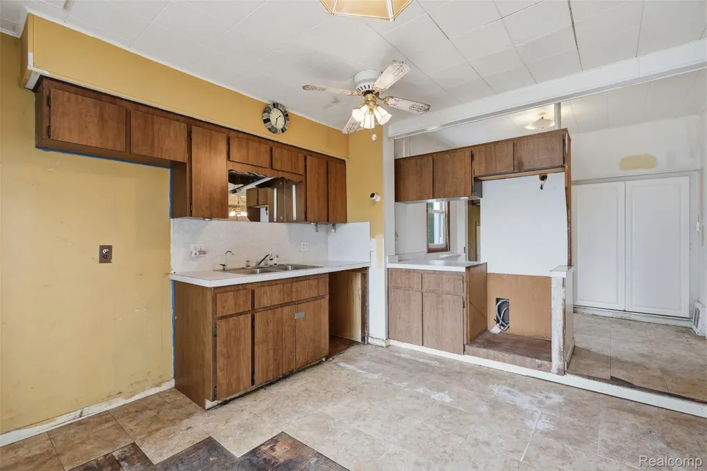 75 Preston Avenue Waterford Charter Township MI 48328
