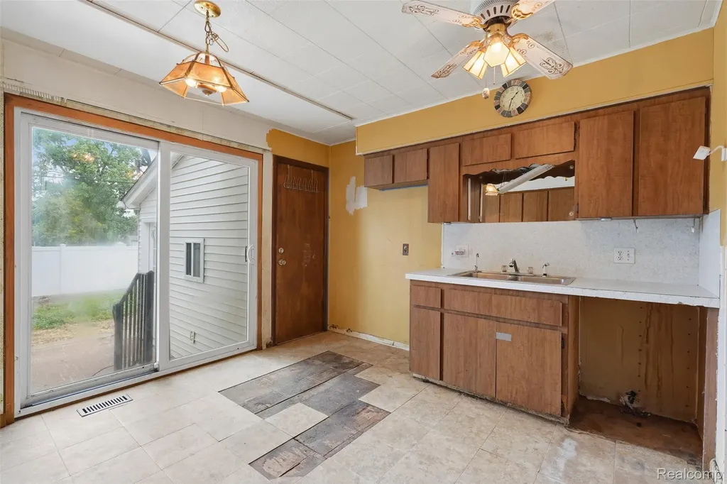 75 Preston Avenue Waterford Charter Township MI 48328