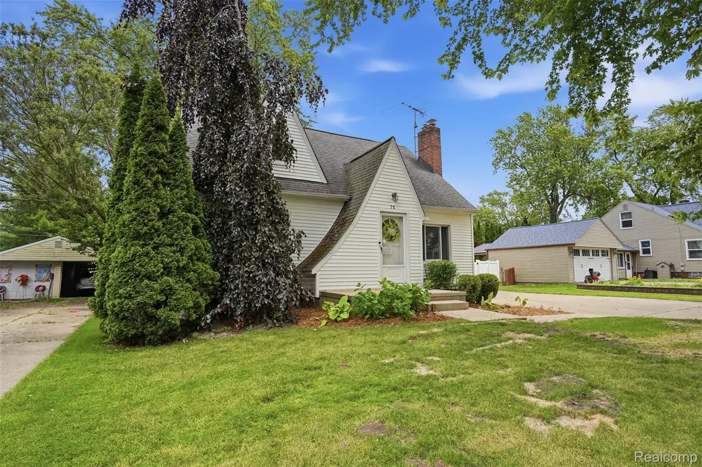 75 Preston Avenue Waterford Charter Township MI 48328