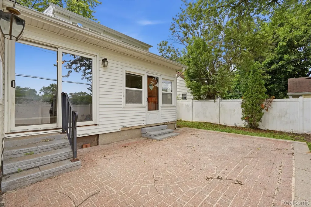 75 Preston Avenue Waterford Charter Township MI 48328