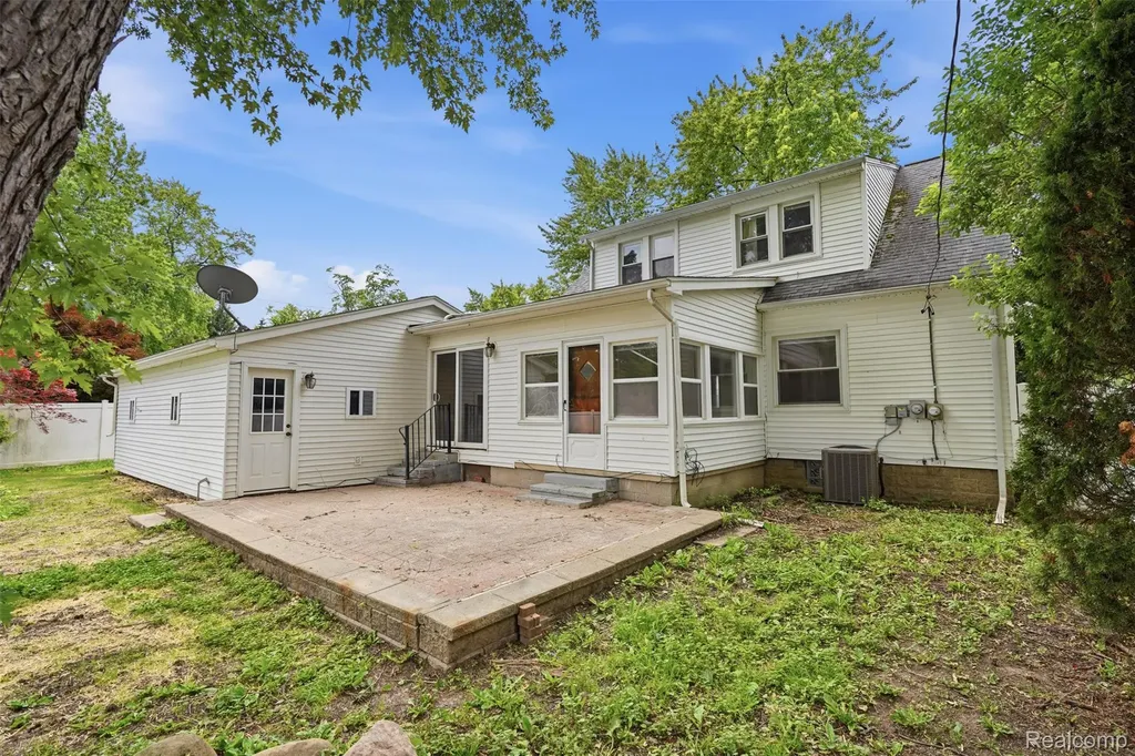 75 Preston Avenue Waterford Charter Township MI 48328