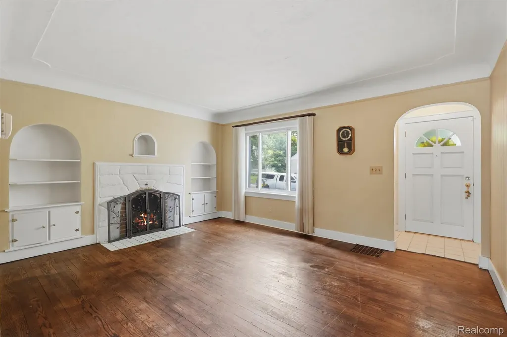 75 Preston Avenue Waterford Charter Township MI 48328