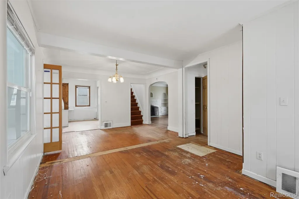 75 Preston Avenue Waterford Charter Township MI 48328