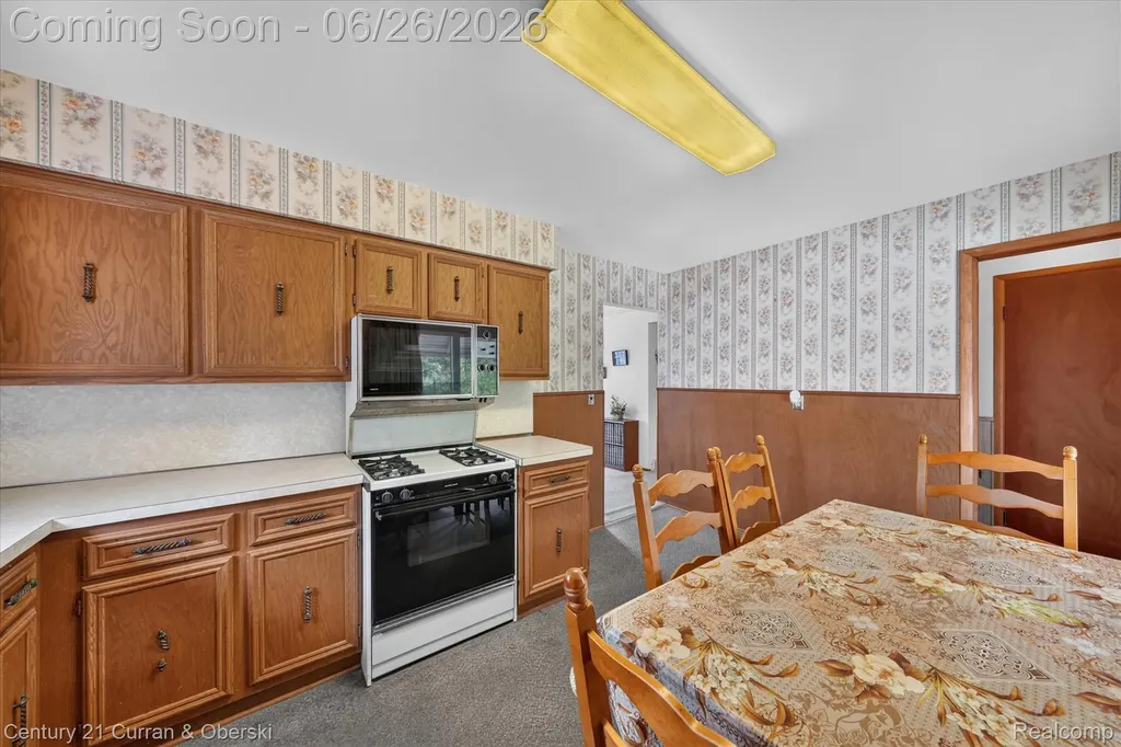 13321 Perry Circle Warren City MI 48088
