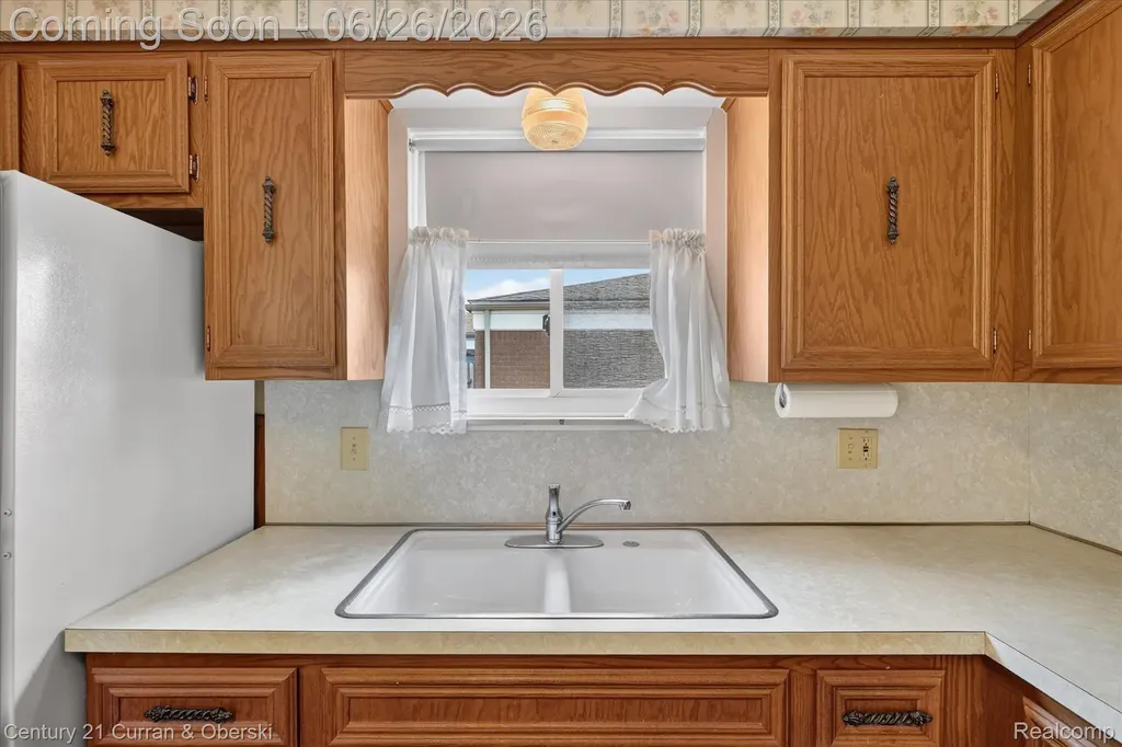 13321 Perry Circle Warren City MI 48088