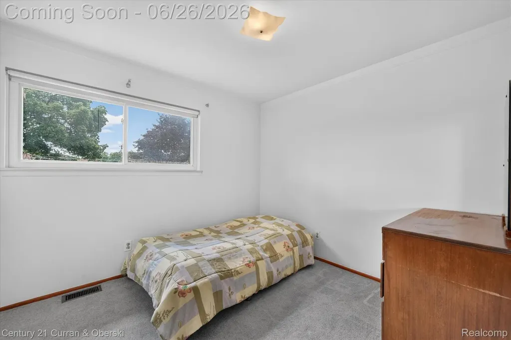13321 Perry Circle Warren City MI 48088