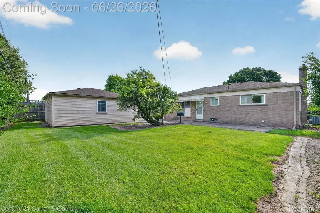 13321 Perry Circle Warren City MI 48088