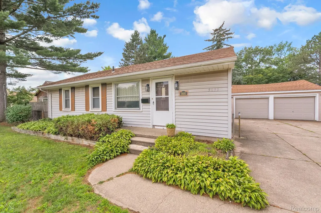 5693 Colonial Street Dearborn Heights City MI 48127