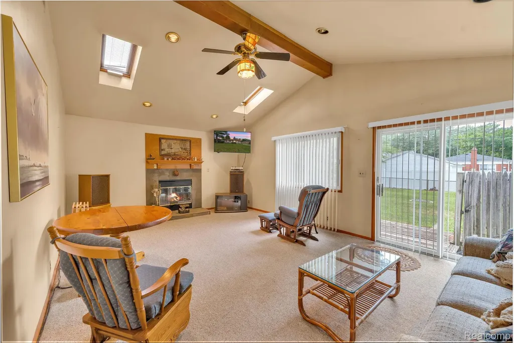 5693 Colonial Street Dearborn Heights City MI 48127