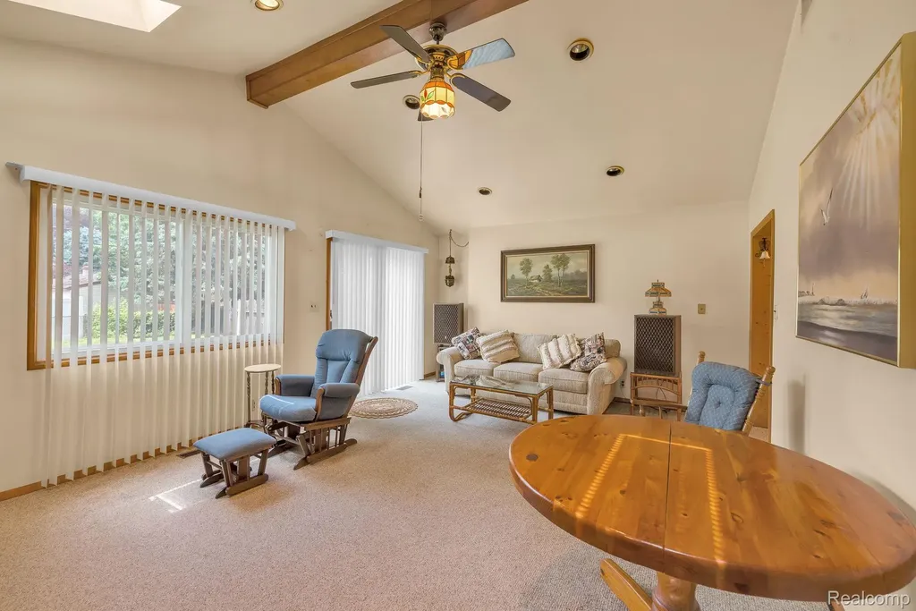 5693 Colonial Street Dearborn Heights City MI 48127